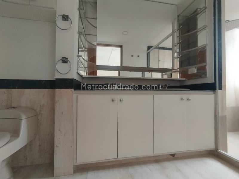 Exclusive 4BR Apartment with Balcony in La Florida El Poblado - 5