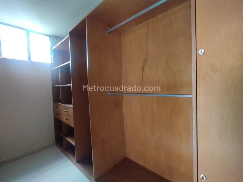 Exclusive 4BR Apartment with Balcony in La Florida El Poblado - 6