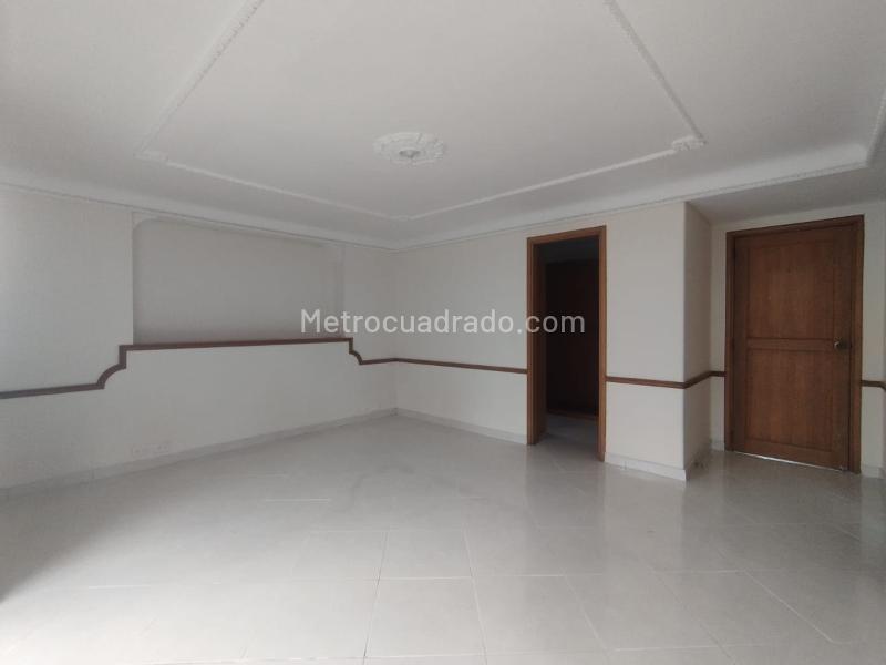 Exclusive 4BR Apartment with Balcony in La Florida El Poblado - 9