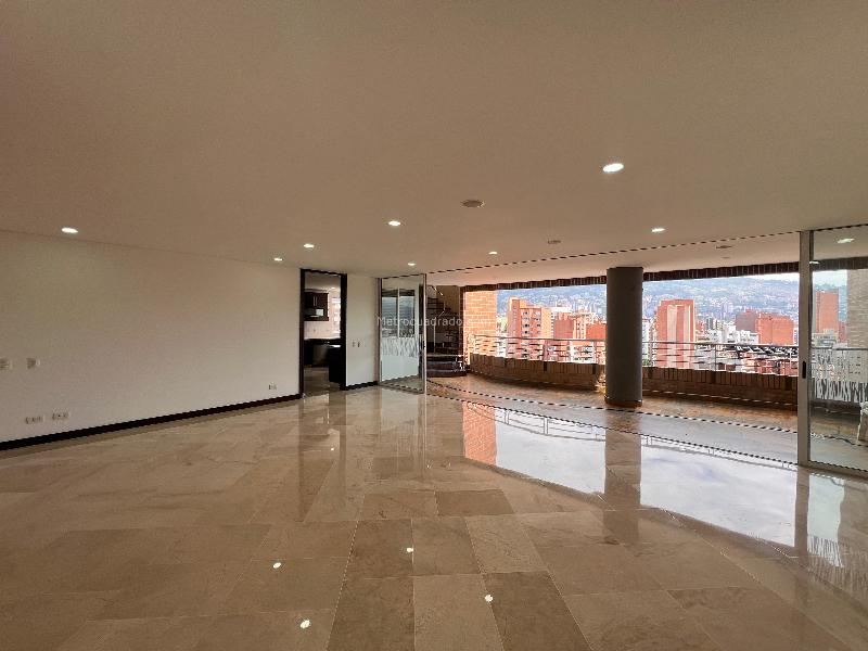 Apartamento Amplio de 3 Alcobas con Terraza en El Nogal