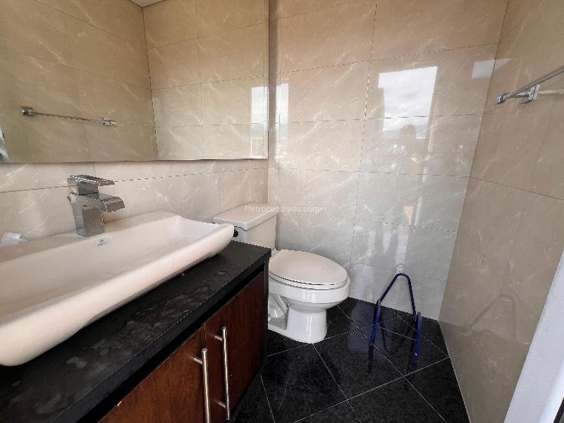 Apartamento Amplio de 3 Alcobas con Terraza en El Nogal - 5