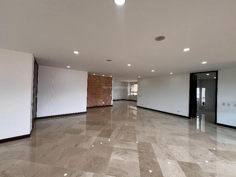 Apartamento Amplio de 3 Alcobas con Terraza en El Nogal - 6