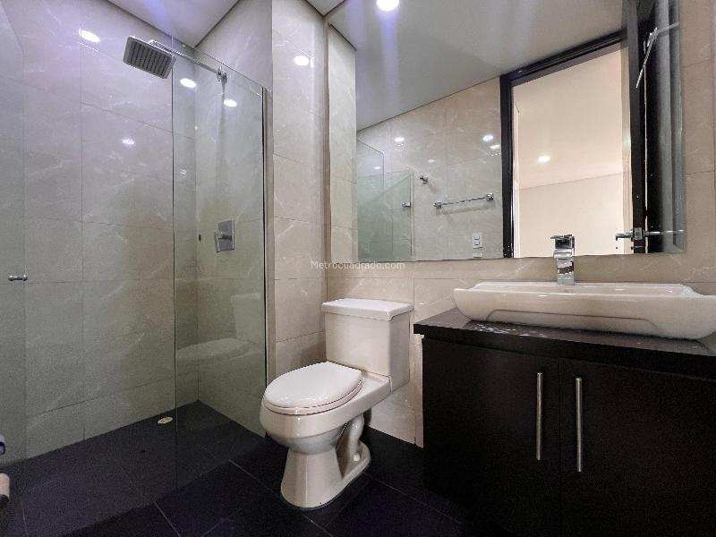 Apartamento Amplio de 3 Alcobas con Terraza en El Nogal - 7