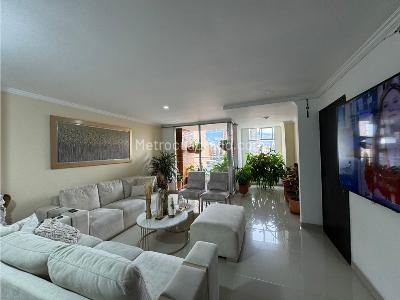 Apartamento de 4 alcobas en venta en El Nogal, Medellín, 199 m² · foto 2 de 20