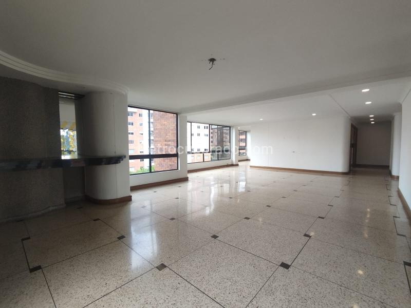 Apartamento Amplio de 4 Alcobas en Castropol, El Poblado - 5