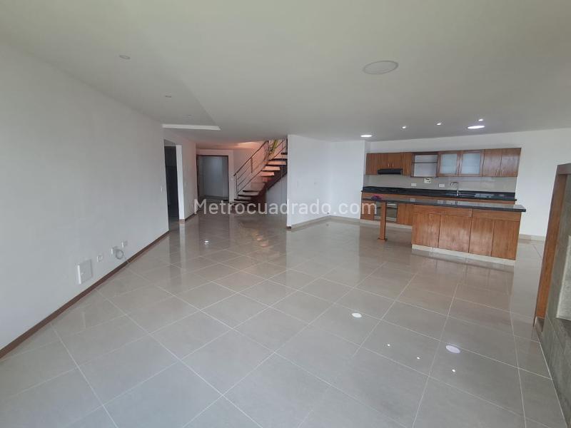 Apartamento Dúplex de 3 Alcobas en Alquiler en Aves María - 2