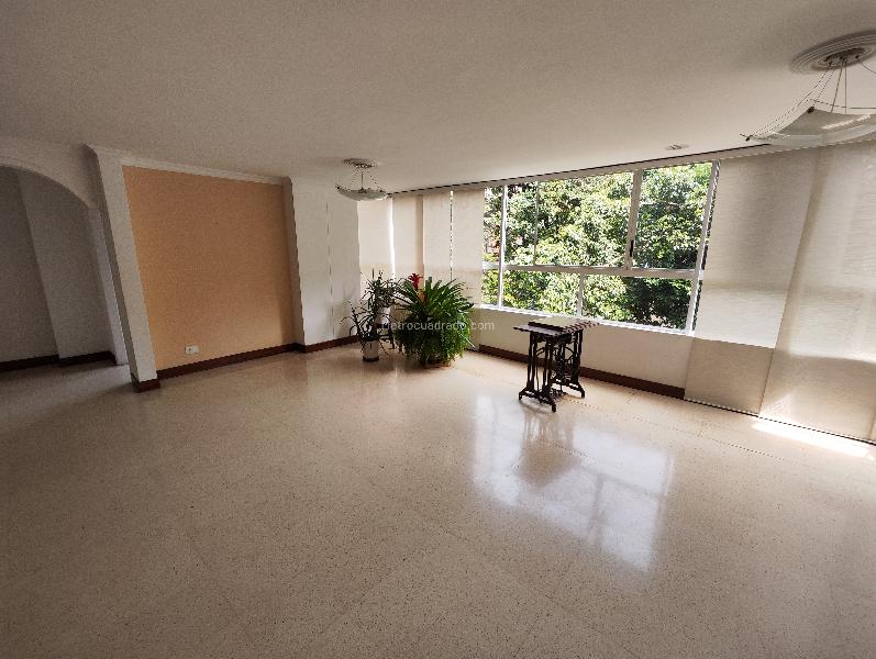 Apartamento Amplio de 3 Alcobas con Parqueadero Privado en Laureles