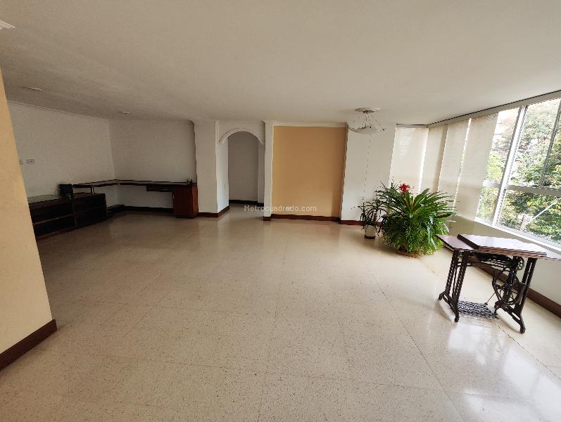 Apartamento Amplio de 3 Alcobas con Parqueadero Privado en Laureles - 2