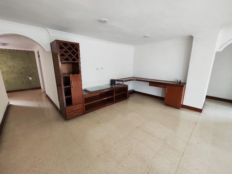 Apartamento Amplio de 3 Alcobas con Parqueadero Privado en Laureles - 3