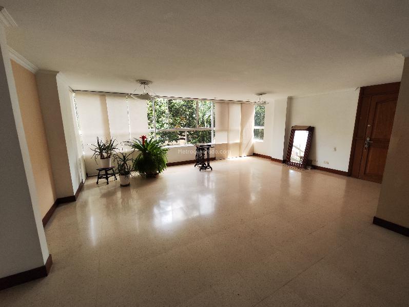 Apartamento Amplio de 3 Alcobas con Parqueadero Privado en Laureles - 4