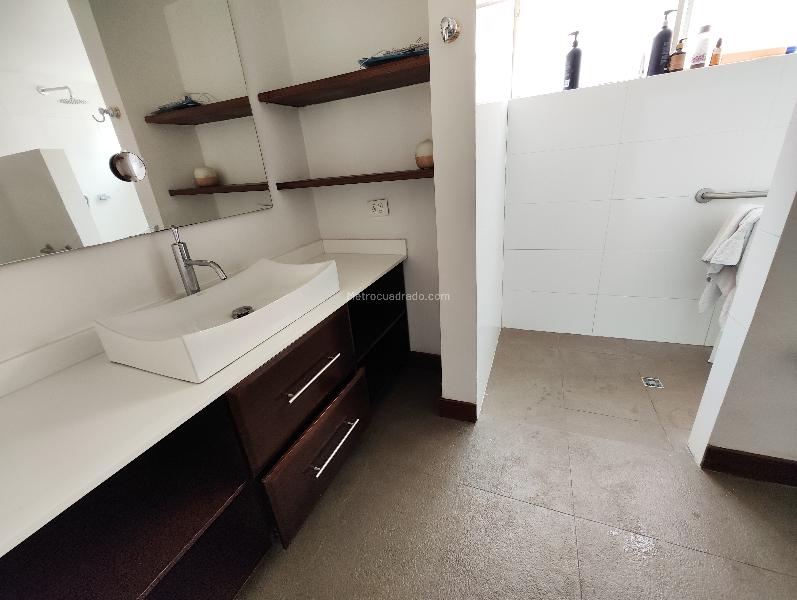 Apartamento Amplio de 3 Alcobas con Parqueadero Privado en Laureles - 5