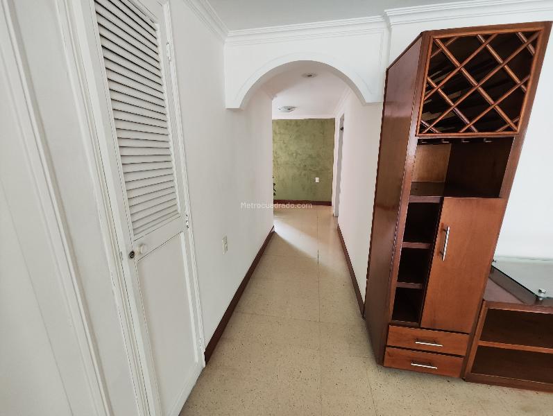 Apartamento Amplio de 3 Alcobas con Parqueadero Privado en Laureles - 6