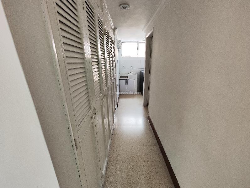 Apartamento Amplio de 3 Alcobas con Parqueadero Privado en Laureles - 7