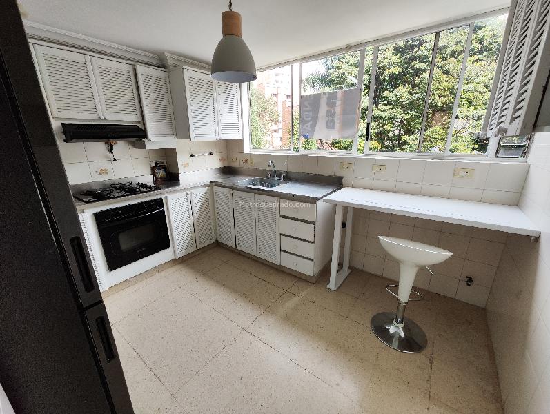 Apartamento Amplio de 3 Alcobas con Parqueadero Privado en Laureles - 8