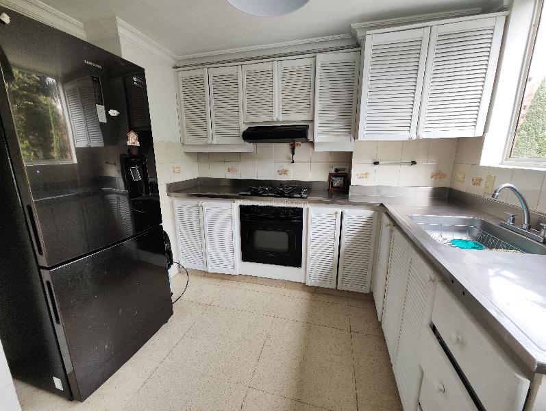 Apartamento Amplio de 3 Alcobas con Parqueadero Privado en Laureles - 9