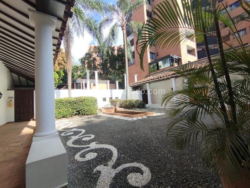 Spacious 4BR Apartment in La Florida El Poblado - 3