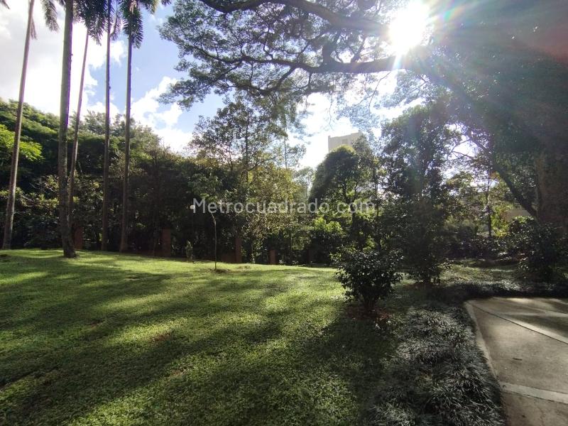 Spacious 4BR Apartment in La Florida El Poblado - 8