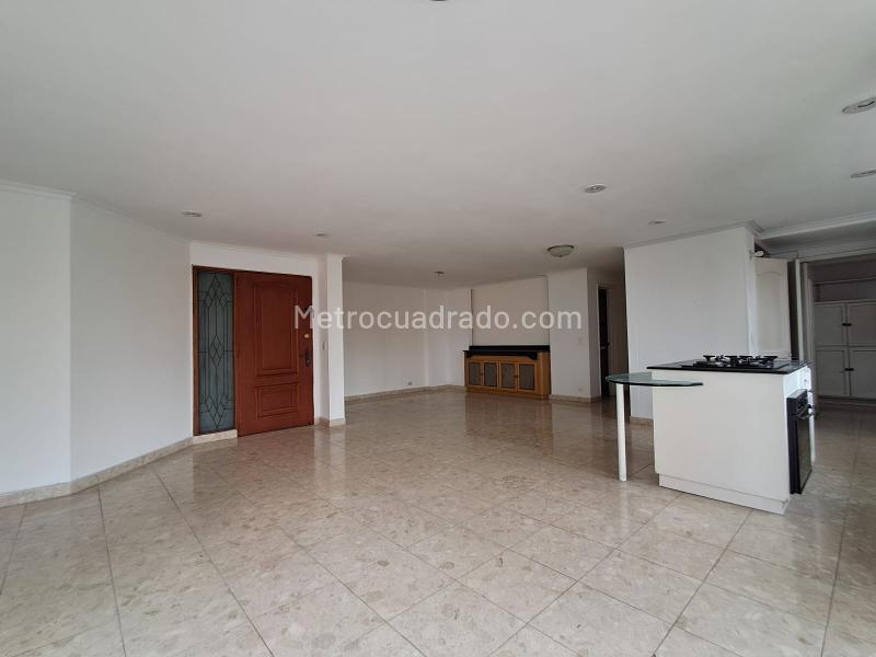Apartamento Amplio de 3 Alcobas con Vistas Panorámicas en Loma de Los Parra - 3