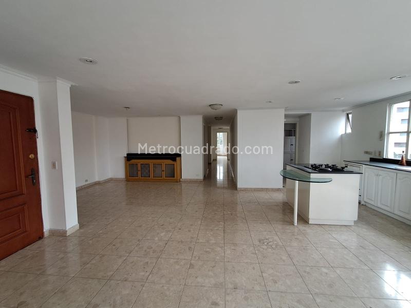 Apartamento Amplio de 3 Alcobas con Vistas Panorámicas en Loma de Los Parra - 4