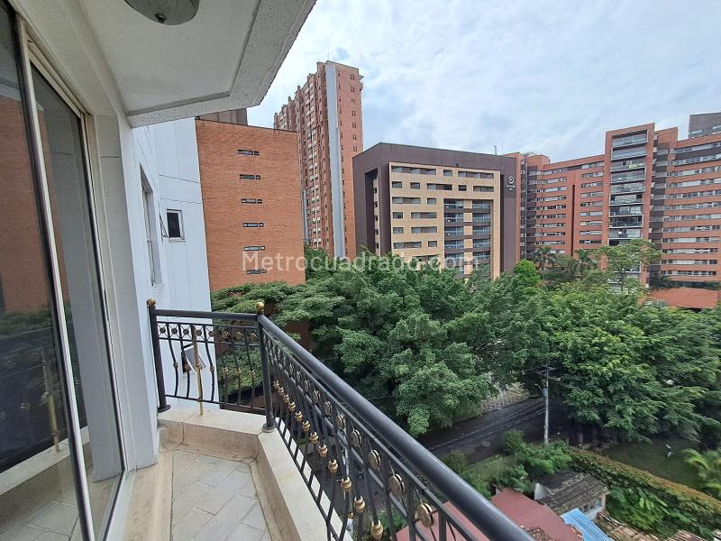 Apartamento Amplio de 3 Alcobas con Vistas Panorámicas en Loma de Los Parra - 5