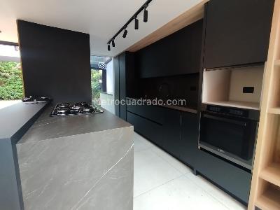 Casa de 3 alcobas en arriendo en Loma Del Escobero Envigado, Envigado, 310 m² · foto 7 de 20