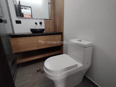 Casa de 3 alcobas en arriendo en Loma Del Escobero Envigado, Envigado, 310 m² · foto 14 de 20