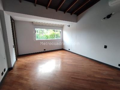 Casa de 3 alcobas en arriendo en Loma Del Escobero Envigado, Envigado, 310 m² · foto 15 de 20