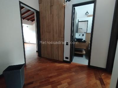Casa de 3 alcobas en arriendo en Loma Del Escobero Envigado, Envigado, 310 m² · foto 18 de 20
