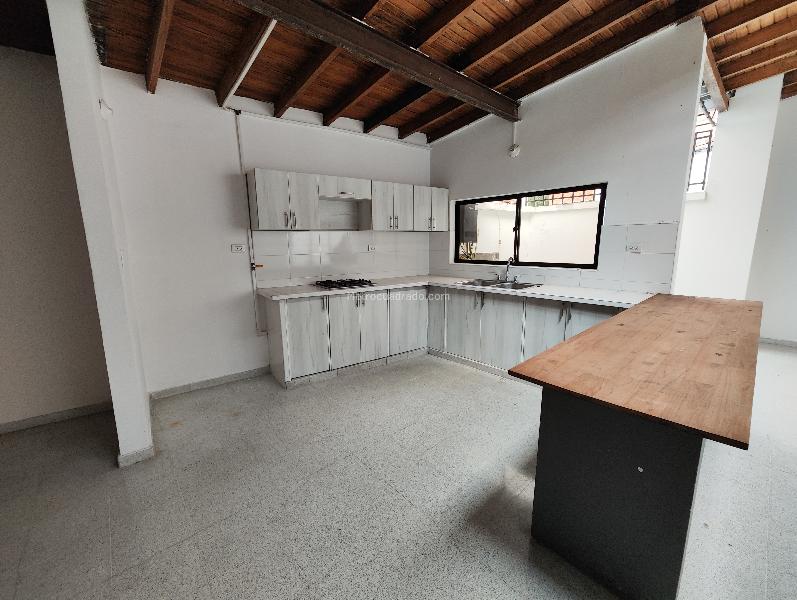 Casa Comercial de 5 Alcobas en Arriendo en Laureles (324 m²) - 2