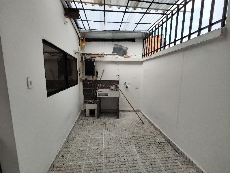 Casa Comercial de 5 Alcobas en Arriendo en Laureles (324 m²) - 4