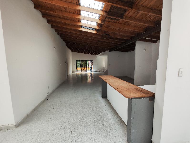 Casa Comercial de 5 Alcobas en Arriendo en Laureles (324 m²) - 6