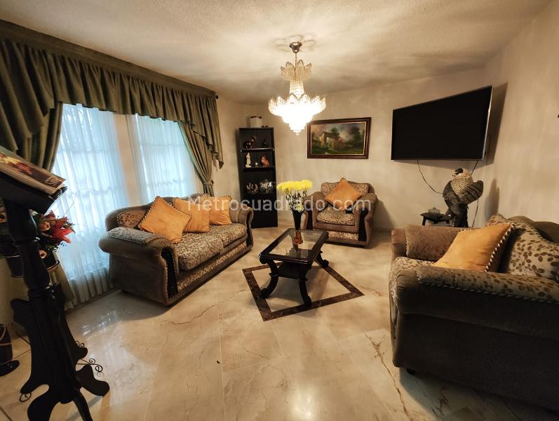 Spacious 4BR House with Jacuzzi in Los Colores