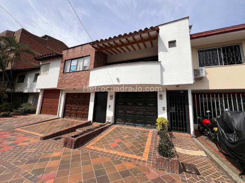 Commercial House for Living and Business in Florida Nueva