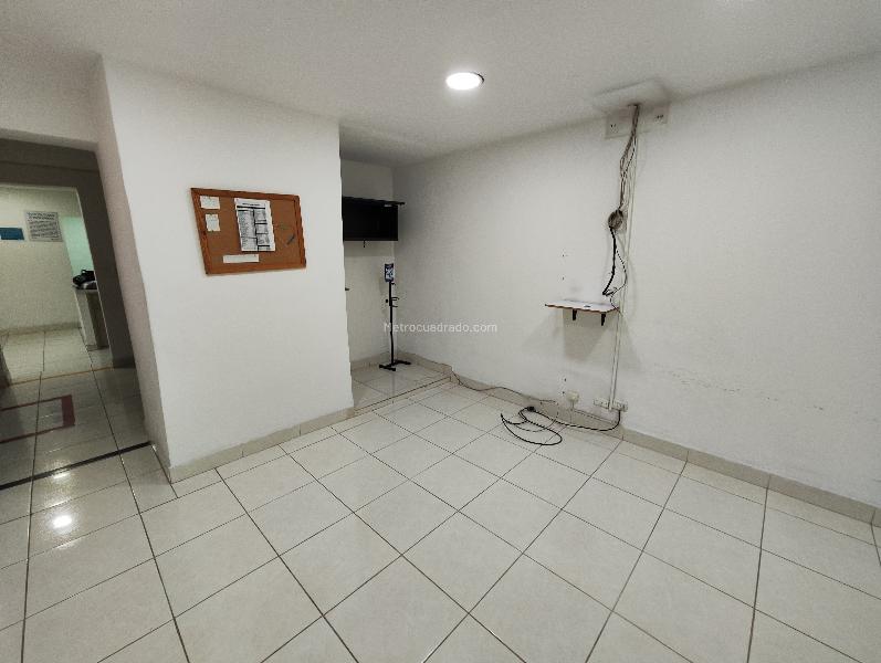 Casa de 4 Alcobas con Espacio Comercial en San Joaquín, Laureles - 2