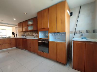 Apartamento de 3 alcobas en arriendo en Loma De Los Parra, Medellín, 200 m² · foto 11 de 20
