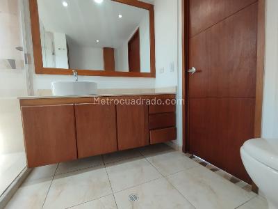 Apartamento de 3 alcobas en arriendo en Loma De Los Parra, Medellín, 200 m² · foto 15 de 20