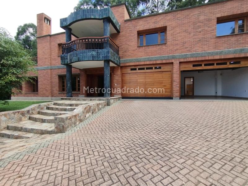 Spacious 4BR House with Garden in La Calera