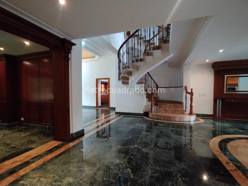 Casa Amplia de 4 Alcobas con Jardín en La Calera - 2