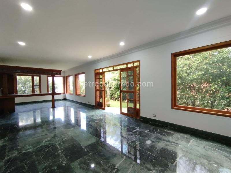 Casa Amplia de 4 Alcobas con Jardín en La Calera - 9