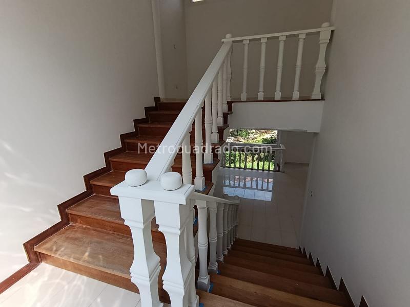 Casa Elegante de 4 Alcobas en La Calera - 2