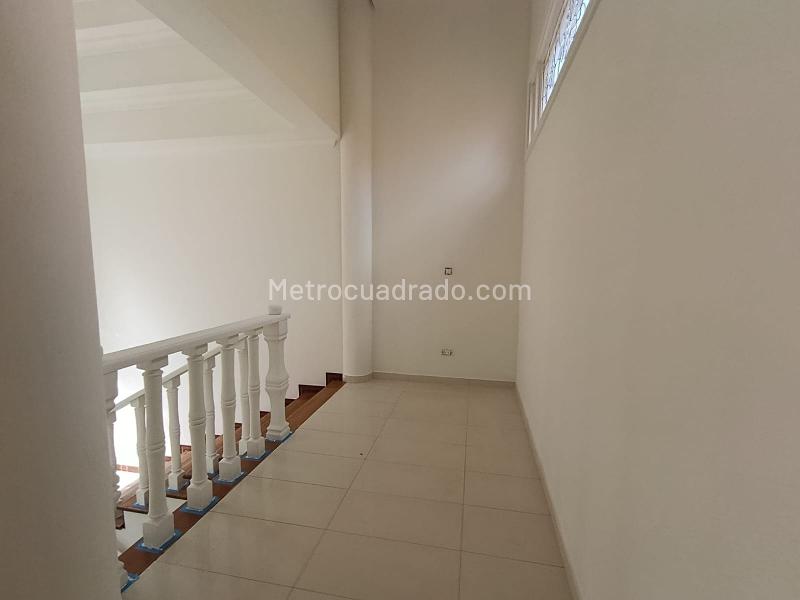 Casa Elegante de 4 Alcobas en La Calera - 3