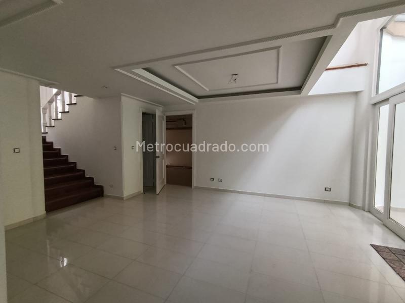 Casa Elegante de 4 Alcobas en La Calera - 6