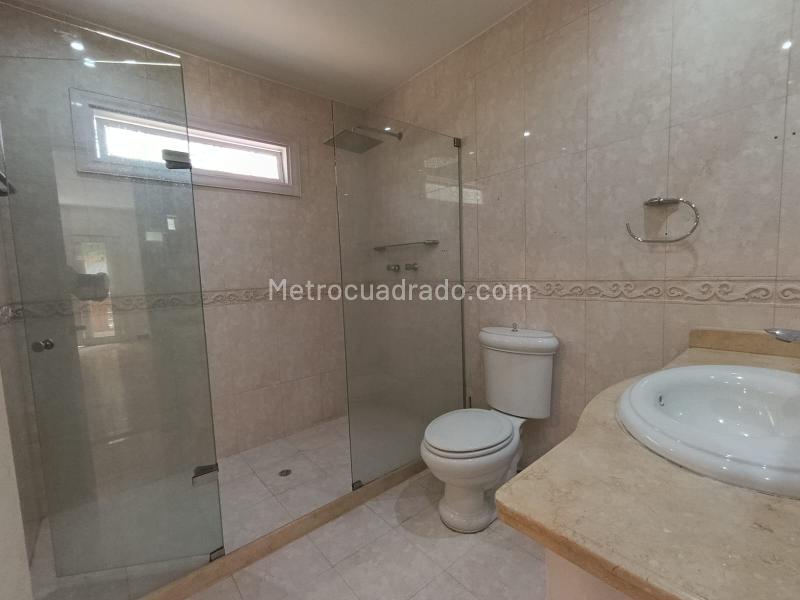 Casa Elegante de 4 Alcobas en La Calera - 8