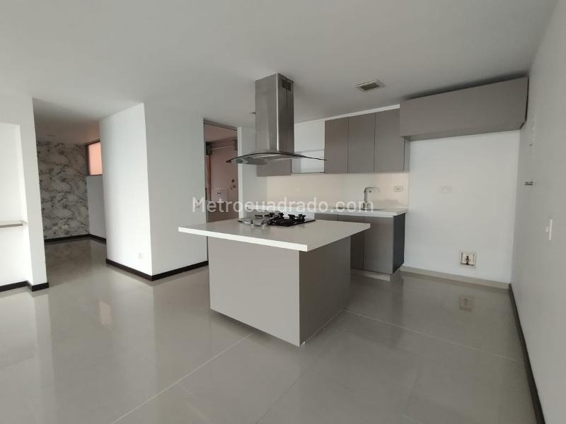 Espectacular Apartamento en Arriendo en Loma de las Brujas - 2