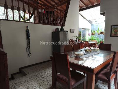 Casa de 3 alcobas en venta en Las Acacias, Medellín, 229 m² · foto 8 de 20