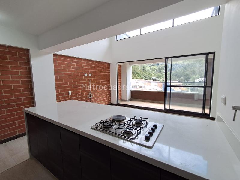Apartamento de Lujo 2 Alcobas con Doble Altura en El Retiro - 3