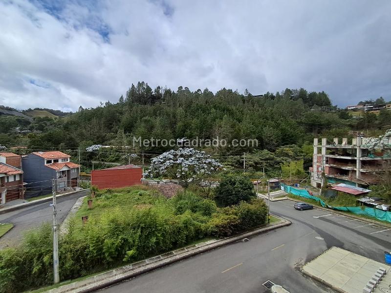 Apartamento de Lujo 2 Alcobas con Doble Altura en El Retiro - 8