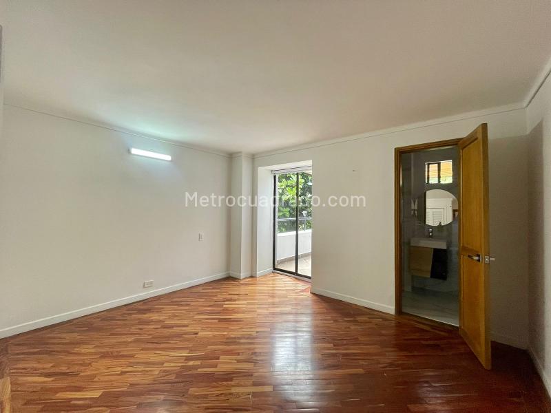 Apartamento de 3 Alcobas con Terraza Privada cerca a El Tesoro en El Poblado - 9