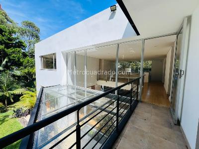 Casa de 5 alcobas en arriendo en Altos Del Poblado Cola Del Zorro, Medellín, 520 m² · foto 2 de 20