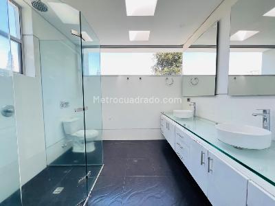 Casa de 5 alcobas en arriendo en Altos Del Poblado Cola Del Zorro, Medellín, 520 m² · foto 8 de 20
